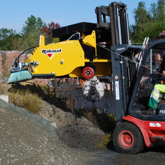 container-collecting-sweeper-for-forklift