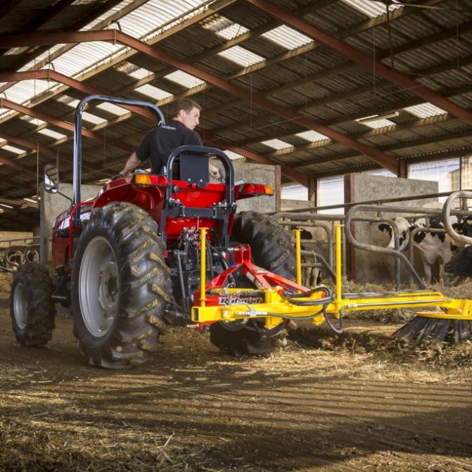 kehrmaschine-auf-traktor