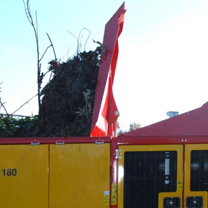 composting-tractor-wood-chipper-decheterie