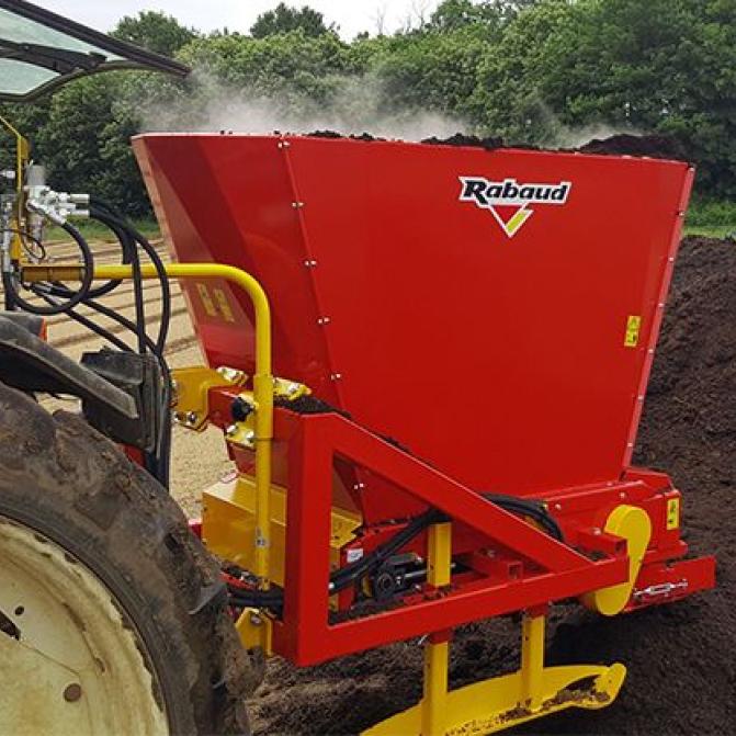 carga-de-esparcidor-de-compost-con-tractor