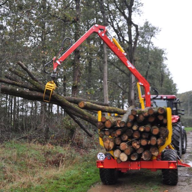 entladung-von-holz-auf-rabaud-anhänger