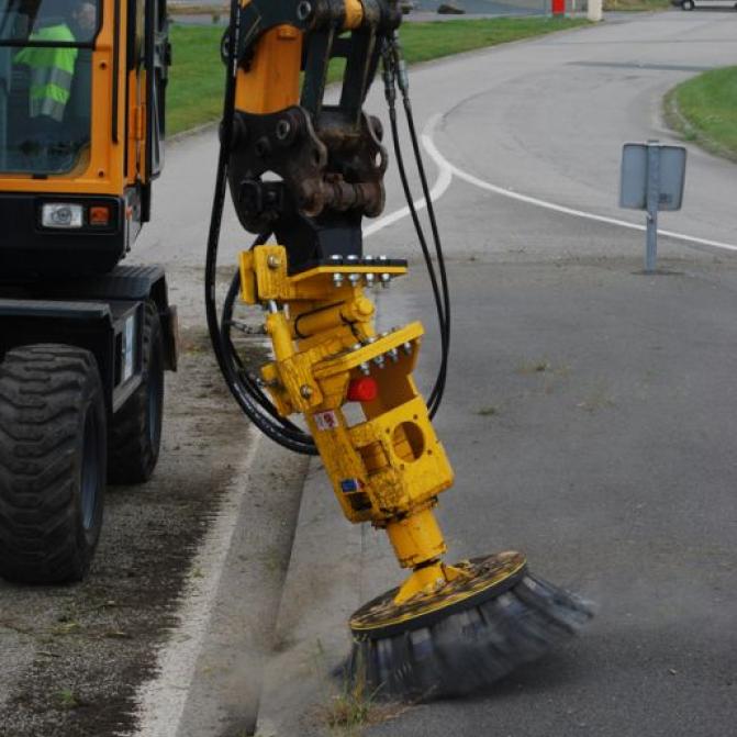 unkrautbekämpfung-an-kreisverkehr