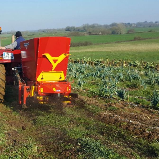 traktor-kompost-mist-streuung