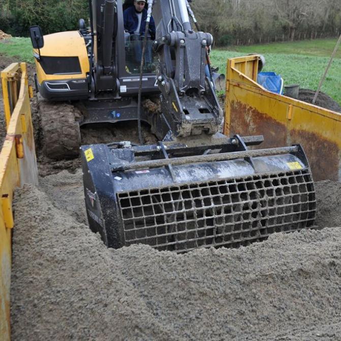 excavator-mounted-turbomix-mixer-bucket-loading