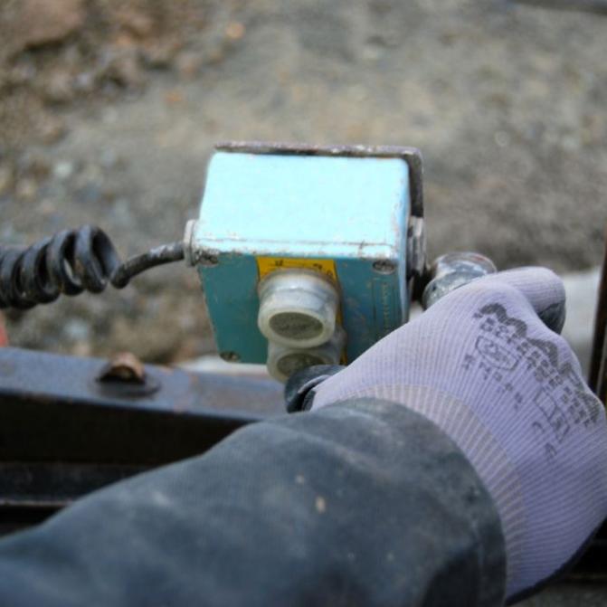 border-lifting-with-winch-for-border-laying