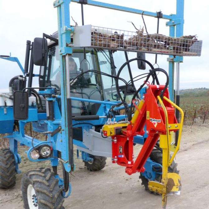 taladro-de-tierra-en-enjambrador-sobre-tractor