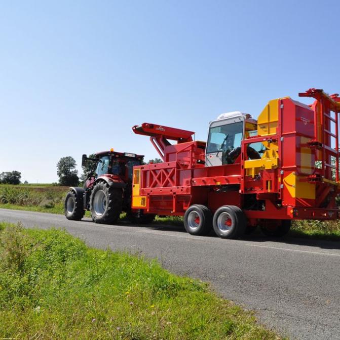 xylog-520-mobile-wood-heating-combine-on-the-road