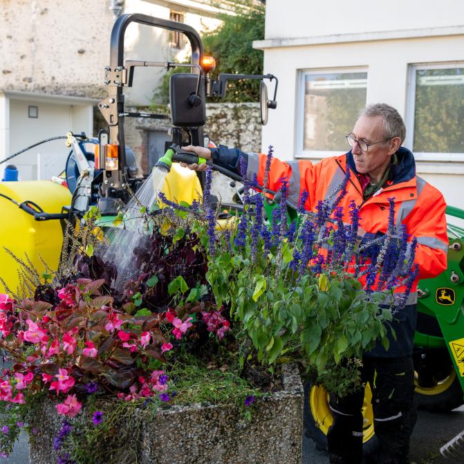 Riego de las jardineras municipales con la opción Kit de riego limpiador-rabaud-riego-jardinera