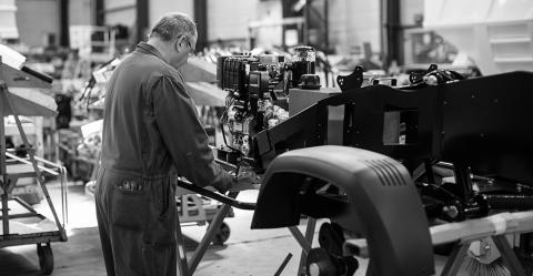 réparation d'une machine en noir et blanc 