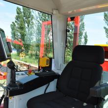 xylog-520-wood-heating-combine-interior-cabin