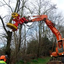 coupe-branche-pelle-pneu