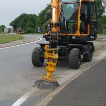 unkrautbekämpfung-auf-straßen-mit-bagger