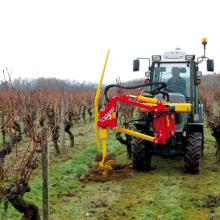 taladro-de-tierra-sobre-tractor-viñero